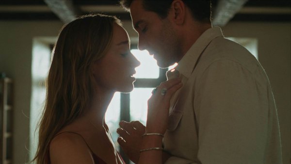Phoebe Dynevor i Jake Gyllenhaal u filmu 'Remain'