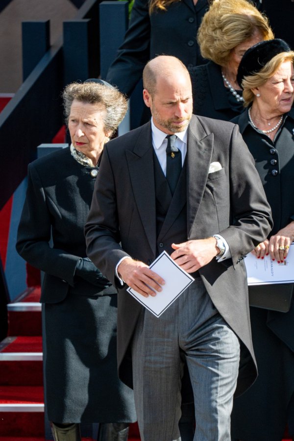 Princ William stigao bez Kate na sprovod kralja Haralda: Društvo mu pravila teta Anne