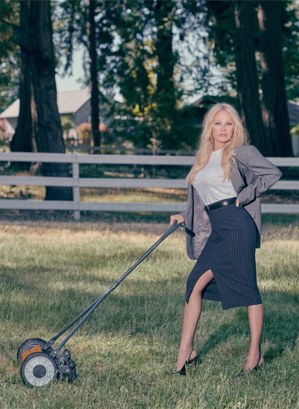 Pamela Anderson u kampanji brenda Aritzia 2023.