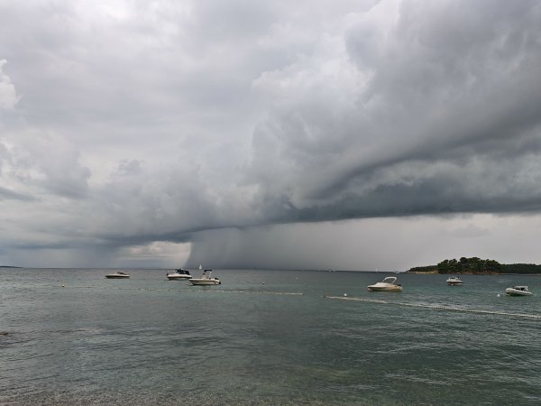 Stigla velika promjena vremena: Temperature drastično pale, pogledajte prizore iznad Raba