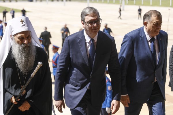 Patrijarh Porfirije, Aleksandar Vučić i Milorad Dodik na dolasku na Svesrpski sabor u Beogradu u lipnju 2024.
