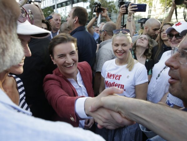 Ana Brnabić s partnericom Milicom na jedinoj beogradskoj Paradi ponosa koju nisu uljepšali ni Delije ni Grobari