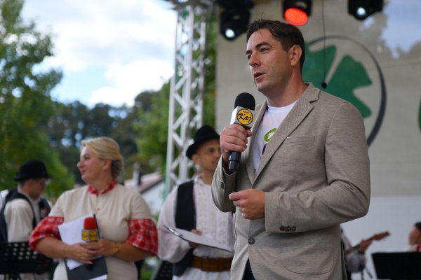 Marko Vešligaj kao gradonačelnik Pregrade 2024. godine drži govor na manifestaciji 'Branje grojzdja'