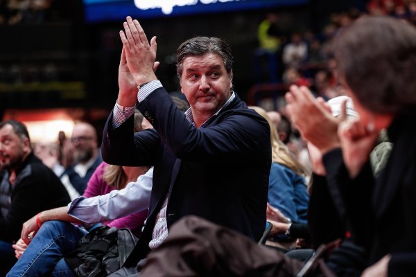 Dejan Bodiroga kao šef Eurolige zahvaljuje navijačima Milana, svog bivšeg kluba, nakon ovacija