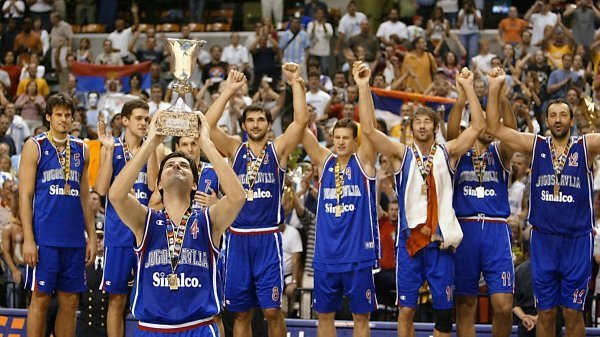 Kapetan Bodiroga s peharom prvaka svijeta 2002.