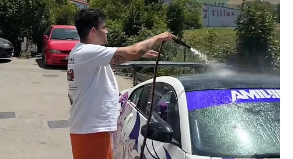 Ovo ljeti radi gotovo svaki vozač, a mehaničar upozorava da je to velika greška