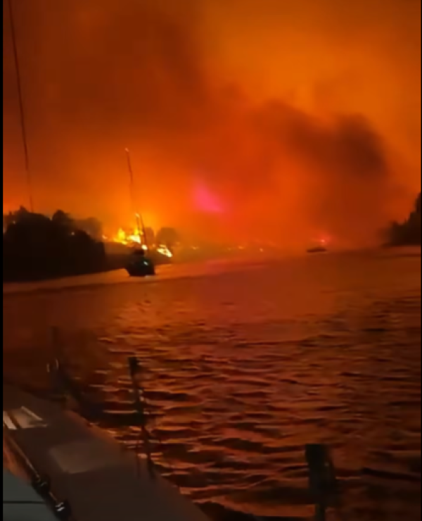 VIDEO Dramatične snimke s Brača: Vatra stigla do same Milne, ljudi s brodova gledali kako im gore parcele – 'Evo, trud gori'