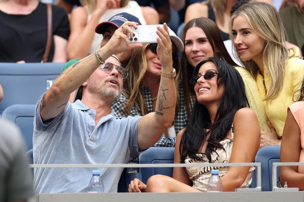 Brad Pitt podigao je mobitel i opalio selfie s obožavateljima na tribinama stadiona Arthur Ashe