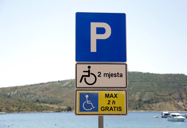 Smije parkirati na mjestu za invalide, ali je zaboravio jednu važnu stvar: Završio na sudu i dobio ozbiljnu kaznu