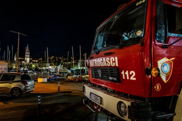 Lokaliziran je požar u Kaštel Sućurcu, dva vatrogasca ozlijeđena