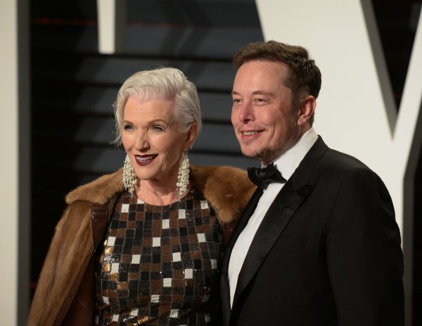 Maye Musk otkriva obiteljske tajne: 'Mahne rukom da izrazi emociju, a oni vide fašistički pozdrav'