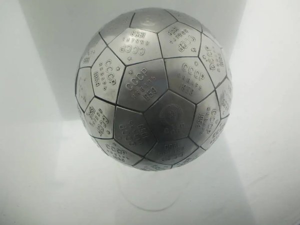 Sferna zastavica koju je Luna 2 ponijela na Mjesec