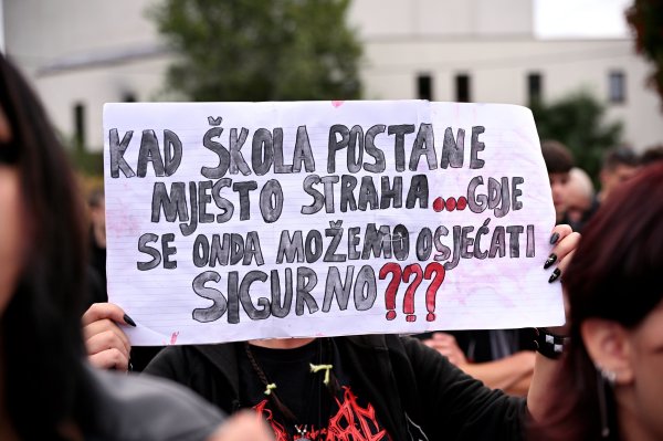 Prosvjed pred Elektrotehničkom školom
