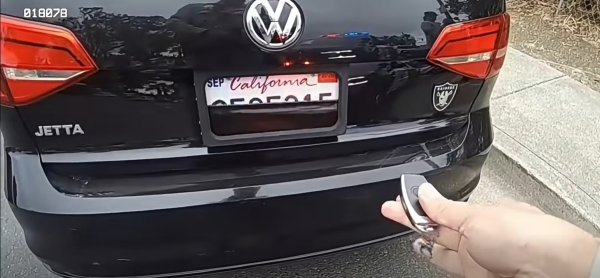 Policajci su primijetili da mu je registracija misteriozno nestala: Kad su ga zaustavili, otkrili su genijalan trik