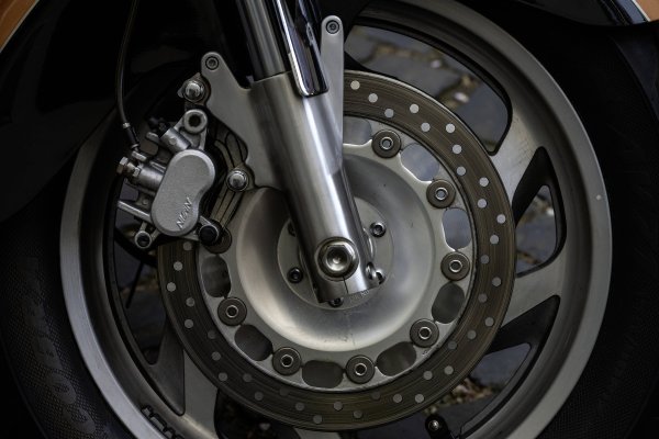 Godinama je stajao zaboravljen u tvorničkom sanduku: Kad su ga otvorili, unutra ih je čekao legendarni motocikl