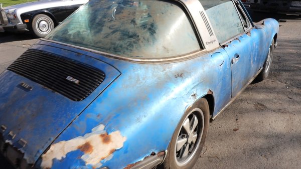 Gotovo 40 godina nitko nije pomaknuo ovaj automobil: Kad su podigli staru ceradu, shvatili su što imaju