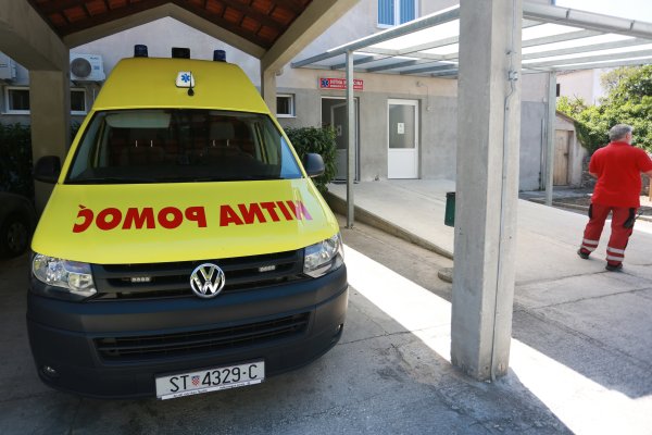 Žena se srušila pred zaključanom Hitnom: 'Da je tko bio unutra, sad bih pričao sa sestrom'