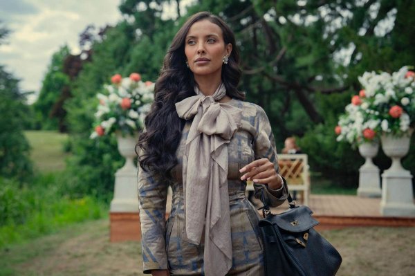 Stil u novoj sezoni 'The Gentlemen' je spektakularan: Od vintage Galliana do satova vrijednih bogatstvo