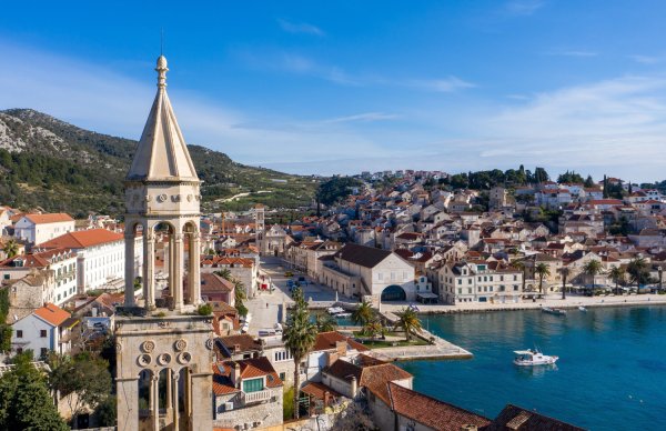 Strani medij Hvar proglasio savršenim otokom za jesenski odmor: Kupanje još traje, a gužve nestaju