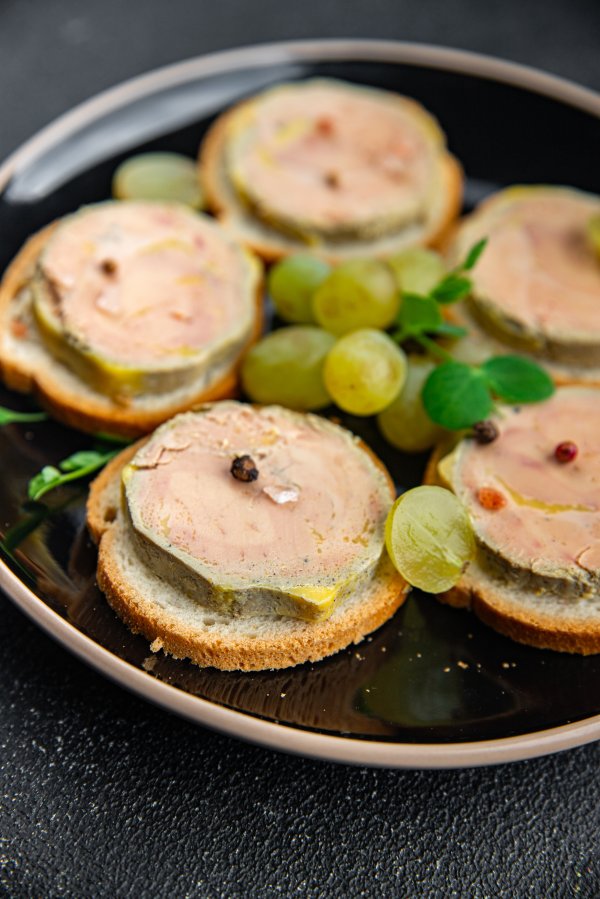 Foie gras je specijalizirani prehrambeni proizvod napravljen od jetre patke ili guske.