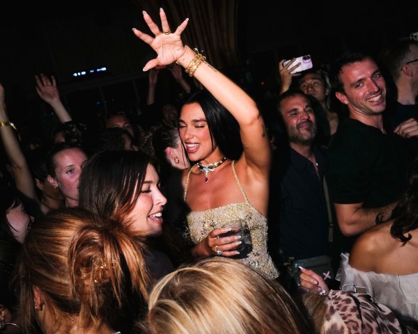 Dua Lipa na New York Fashion Weeku