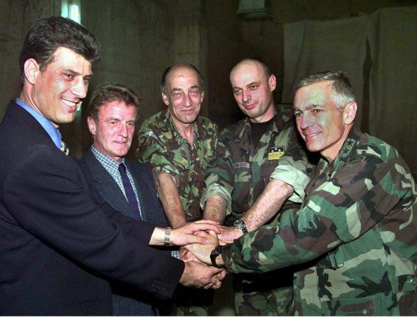 Thaci s američkim generalom Wesleyjem Clarkom i kosovskim zapovjednicima