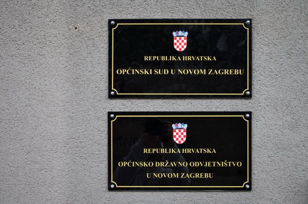 Upala je autom u rupu i razbila kotač: Hrvatski sud presudio tko je kriv i tko plaća ceh