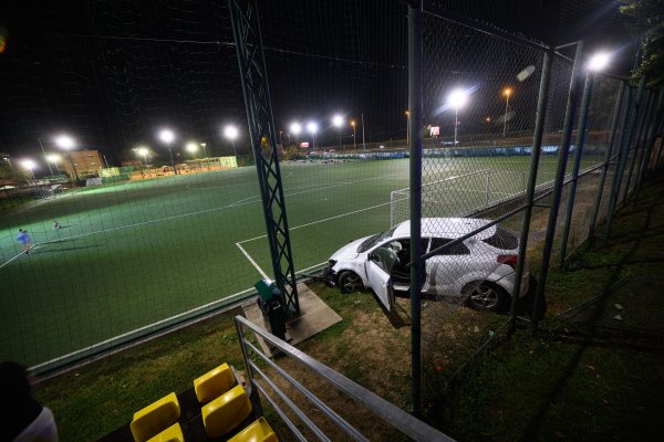 Autom sletio s ceste i završio na stadionu: 'Udario je u ogradu dok je trajala utakmica'
