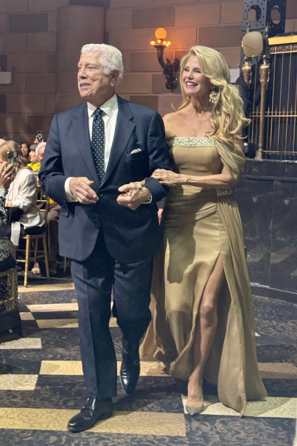 Modni dizajner Dennis Basso i nekadašnja manekenka Christie Brinkley na reviji u New Yorku