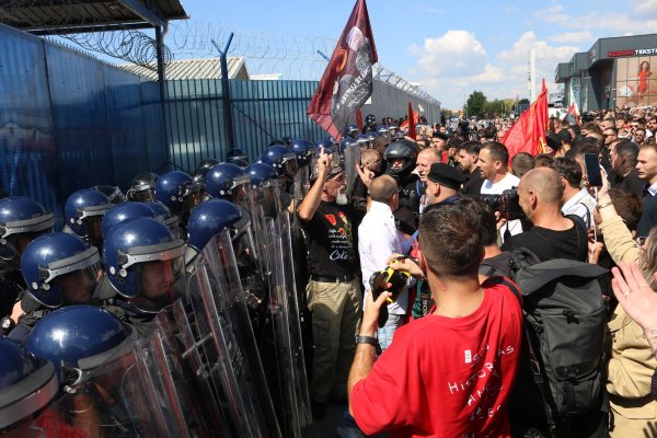 FOTO/VIDEO Noć nereda u Prištini: Gađali sjedište EULEX-a kamenjem, dio krova zahvatio požar
