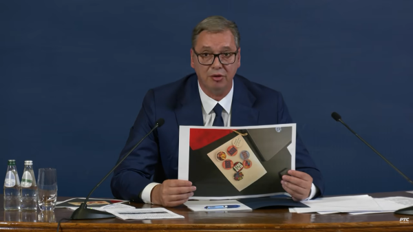 Novinarka 'bocnula' Vučića: 'Kako ide pakiranje? Nosite li i ćacilend, šatore i kriminalce?'
