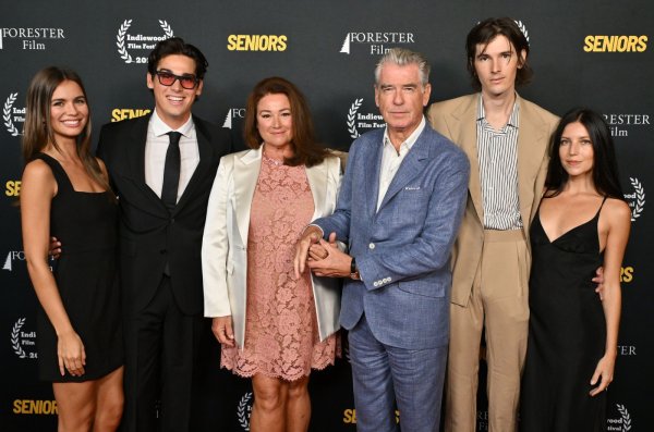 Dylan i Paris Brosnan sa svojim partnericama ukrali su show na crvenom tepihu kultnog kineskog teatra u Hollywoodu