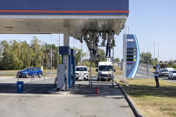 Kamionom u Osijeku zapeo za nadstrešnicu benzinske crpke