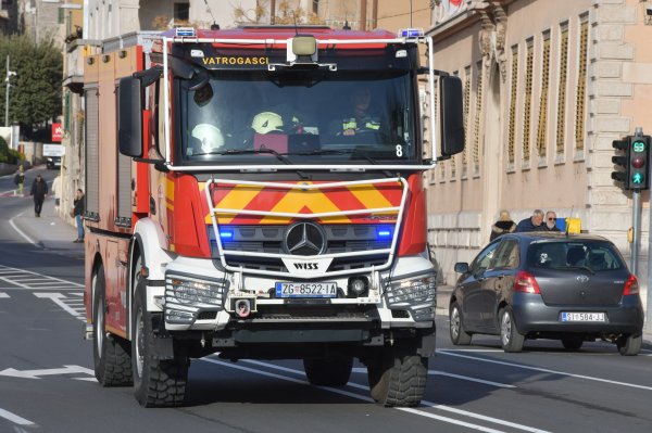 Tinejdžeru u Zagrebu ruka zapela u automatu dok je kupovao kondom i torticu