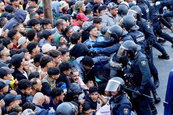 VIDEO Policija palicama premještala na tisuće migranata u Ceuti, zavladao kaos