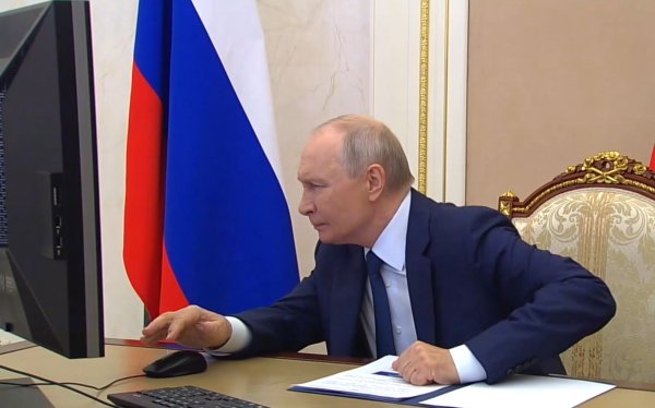 VIDEO Putin glasao preko interneta, a snimka postala hit: Svi gledaju dva detalja