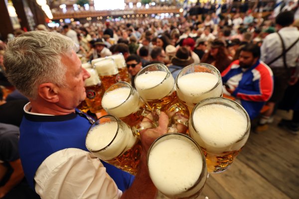 Oktoberfest tek počeo, a već kaos: Razbijene glave, krvave posjekotine i 50 intervencija