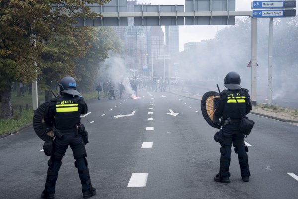 VIDEO Zabranjeni prosvjed u Haagu pretvorio se u kaos: Hitlerovi pozdravi i žestoki napadi na policiju