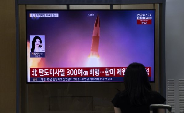 Sjeverna Koreja lansirala je dvije balističke rakete prema moru i pojačala pritisak na SAD