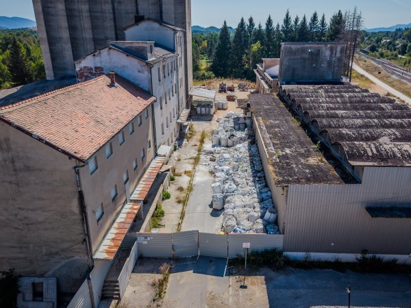 Mještani blokirali cestu prema Holcimu zbog otpada iz Gospića: 'Želimo reći dosta!'