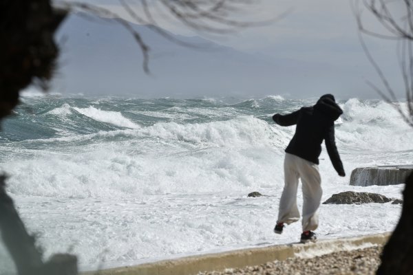 Upaljen narančasti meteoalarm! Bura će imati žestoke udare, mogući problemi u prometu