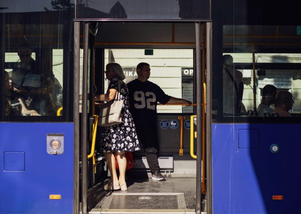 Kreće isplata državne pomoći u Srbiji: 1,7 milijuna građana čeka po 6.000 dinara