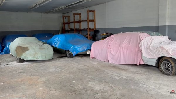 Desetljećima su automobili bili skriveni u staroj garaži: Kad su podigli vrata, unutra ih je čekalo nešto nevjerojatno