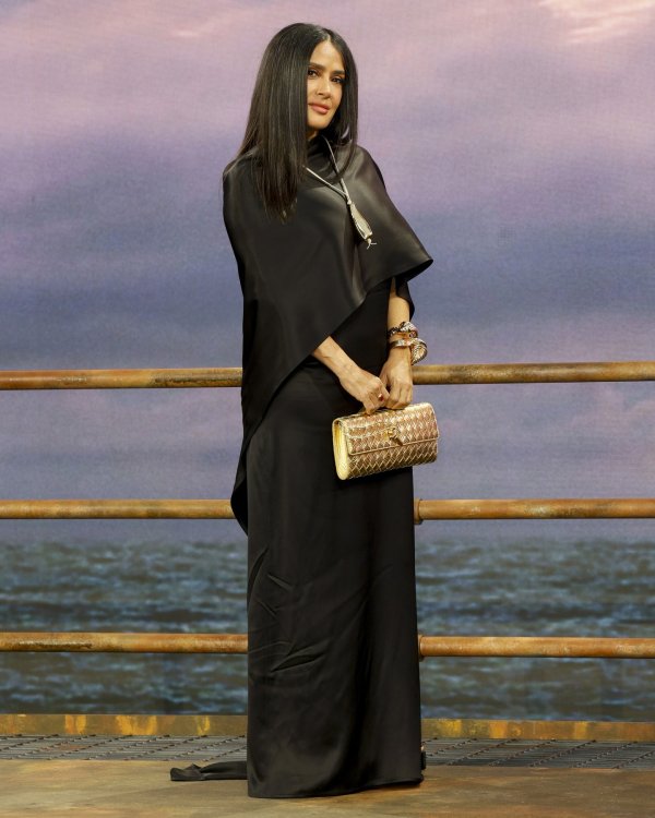 Salma Hayek pokazala moć crne elegancije: Posebnim detaljima podigla potpuno crno izdanje