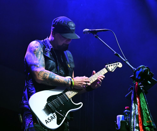 Glazbena atrakcija koja već godinama puni dvorane spajajući rock klasike, autorski rad i sevdah najavljuje novu eksplozivnu svirku pred zagrebačkom publikom