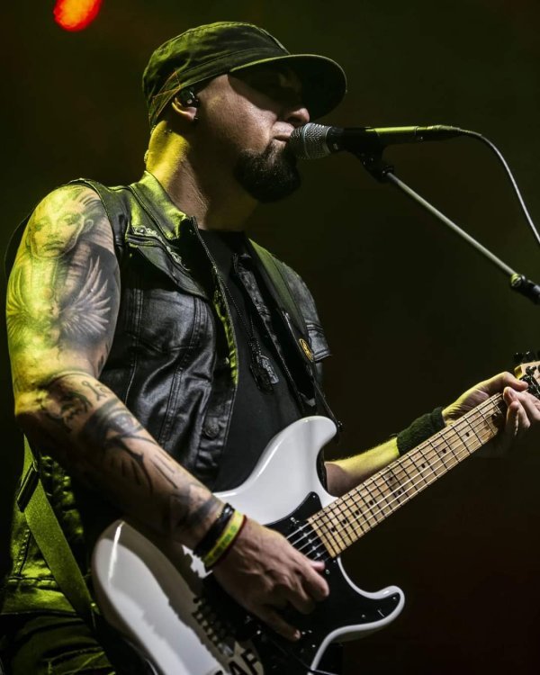 Rock Ko Fol poznat je po višesatnim svirkama koje brišu granicu između rocka i sevdaha 