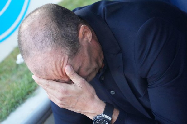Slavni trener poludio nakon novog kiksa: 'Udarao je u zid, psovao i urlao na igrače'