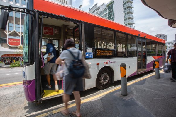 Singapur uvodi kazne za puštanje glazbe u autobusima i držanje nogu na sjedalima