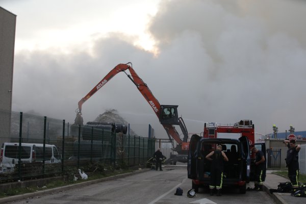 Izbio požar u skladištu Metisa na Kukuljanovu