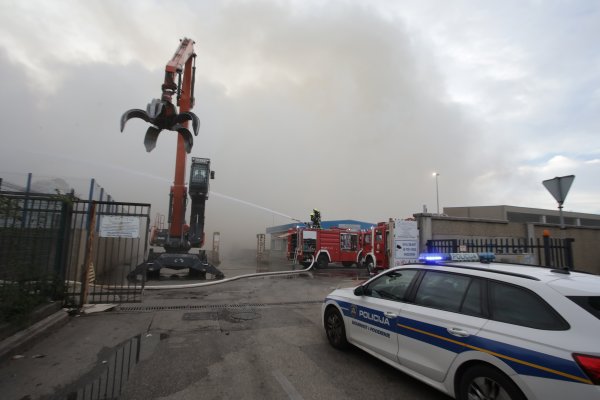 FOTO/VIDEO Stigle prve fotografije požara na Kukuljanovu: Vatra ugašena, ali opasnost još nije prošla